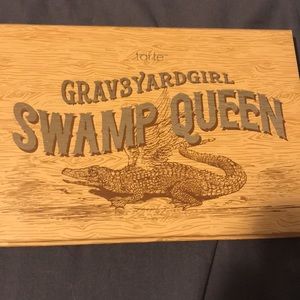 GRAVEYARDGIRL Swamp queen makeup pallet